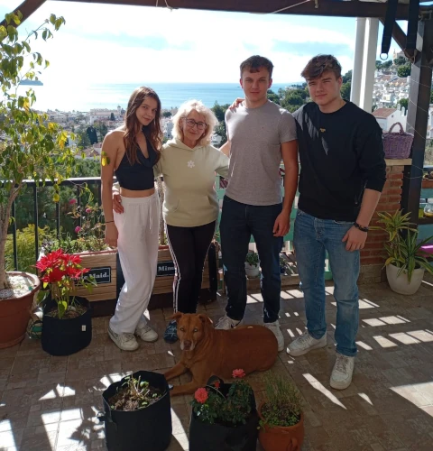 Estudiantes posando terraza